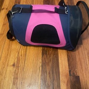 Pet carrying case